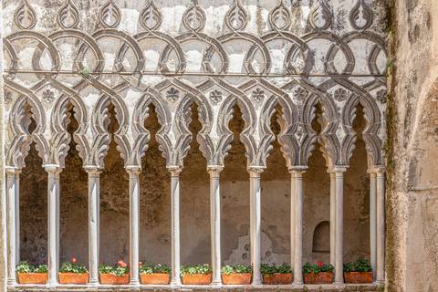 Colunas na Villa Rufolo em Ravello na Itália '