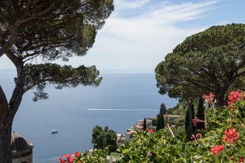 Vista da Villa Rufolo para o mar em Ravello na Itália '