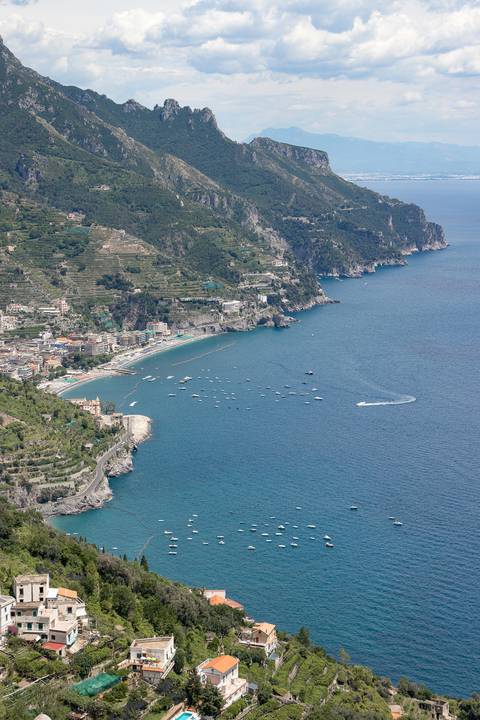 Vista da Villa Rufolo para as praias em Ravello na Itália '