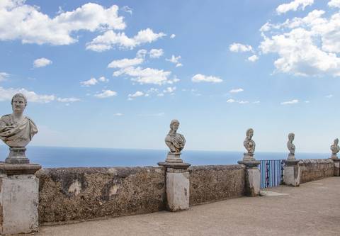 Terraço com esculturas na Villa Cimbrone em Ravello '