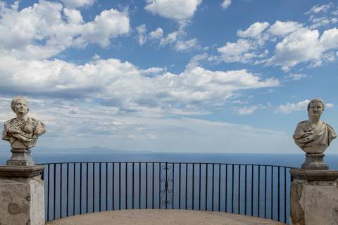 Terraço com esculturas com vista para o mar na Villa Cimbrone em Ravello '