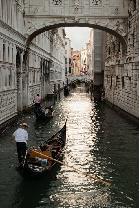 Gôndolas ao entardecer em Veneza na Itália '