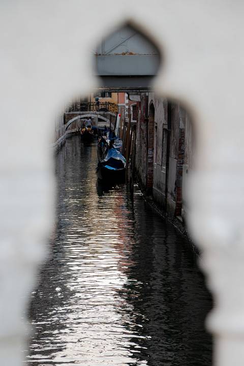 Canal em Veneza na Itália visto da ponte dos suspiros'