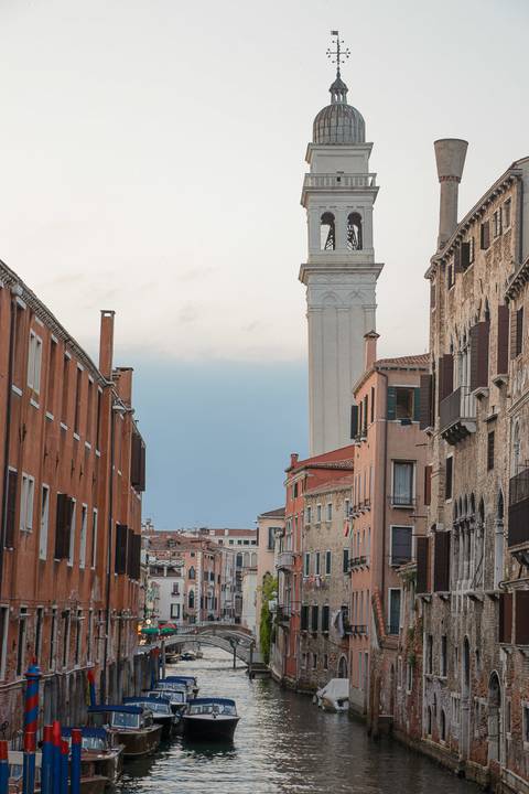 Canal em Veneza em dia nublado na Itália'
