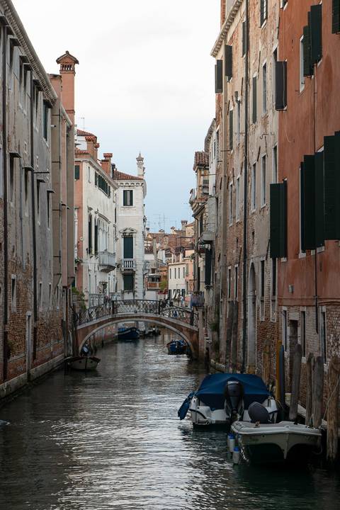 Canal em Veneza na Itália no final do dia'