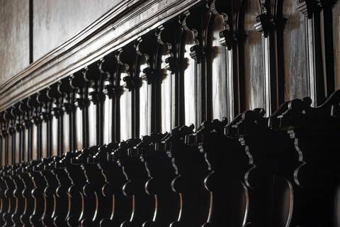 Detalhes em madeira dentro de museu em Veneza'
