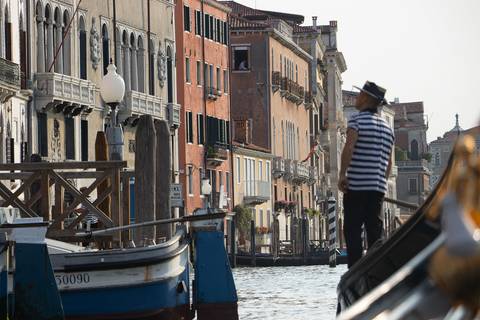 Gondoleiro em Veneza admirando a paisagem'
