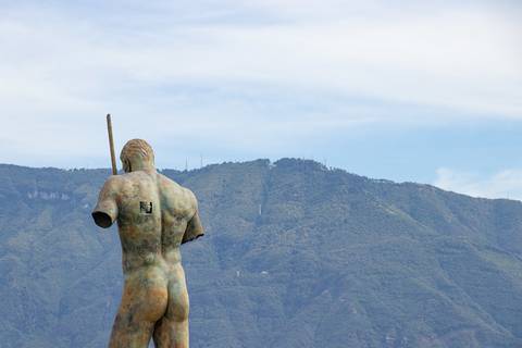 Vesúvio com escultura na Itália'