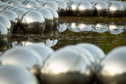  Espelho d'água com obra de arte em  Inhotim'