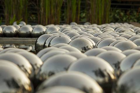  Espelho d'água com obra de arte de Yayoi Kusama em  Inhotim'