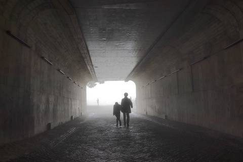 Túnel com duas pessoas no Open-Air Museum em Hakone'