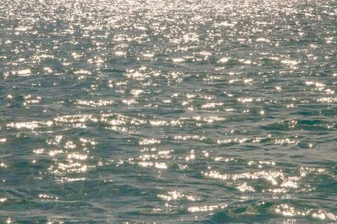 foto do mar com luz do sol do entardecer'