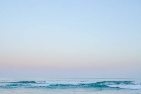 foto do mar em Maresias no entardecer'