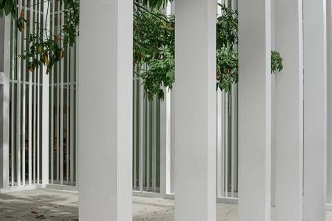 Arquitetura branca no Design District em Miami'