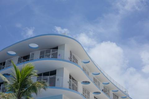 Edifício arredondado azul e branco no Art Deco District em Miami'