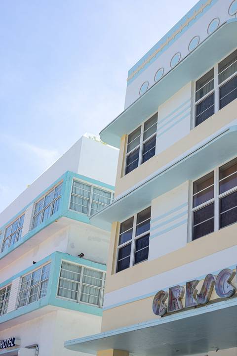 Edifício azul, branco e amarelo no Art Deco District em Miami'