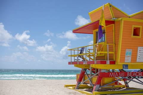 Torre de salva-vidas laranja em dia de sol em Miami Beach '
