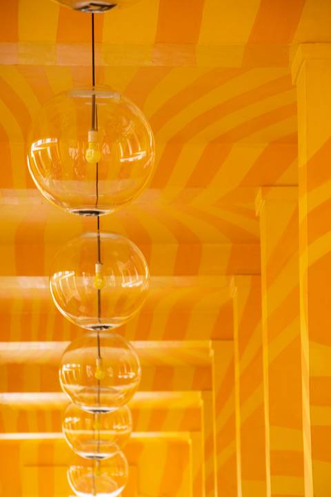 Café Prada com luminárias no Design District em Miami'