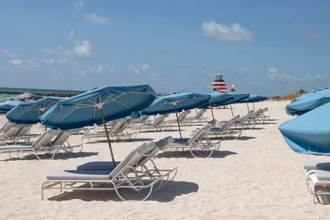 Praia com guarda-sóis em Miami Beach'