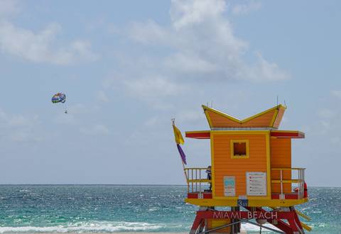 Torre de salva-vidas laranja em South Miami Beach '