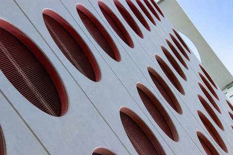 Janelas redondas de edifício moderno em Downtown Miami'