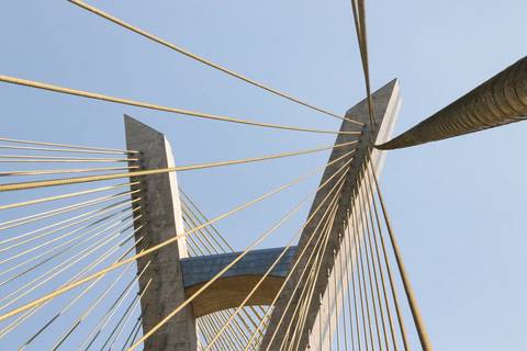 cabos vistos de perto da Ponte Estaiada '