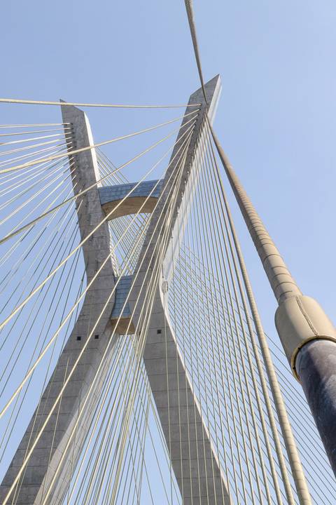 detalhes dos cabos tensionados da Ponte Estaiada em São Paulo'