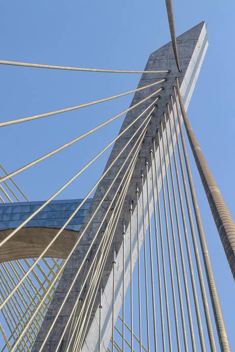 Detalhe dos pilares em concreto da Ponte Estaiada em São Paulo'