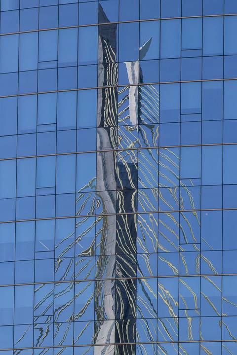 Reflexo da Ponte Estaiada em edifício'