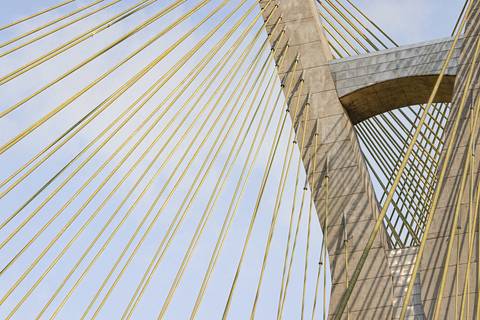 cabos e pilar da Ponte Estaiada em São Paulo'