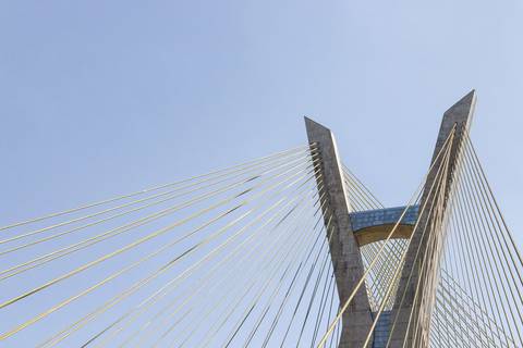 Ponte Estaiada em dia de sol em São Paulo'