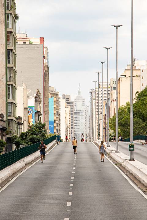 Minhocão com Farol Santander ao fundo em São Paulo'