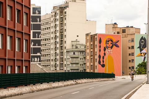 Edifícios com grafites ao lado do minhocão em São Paulo'