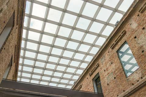 Detalhe da cobertura da Pinacoteca de São Paulo vista de baixo'