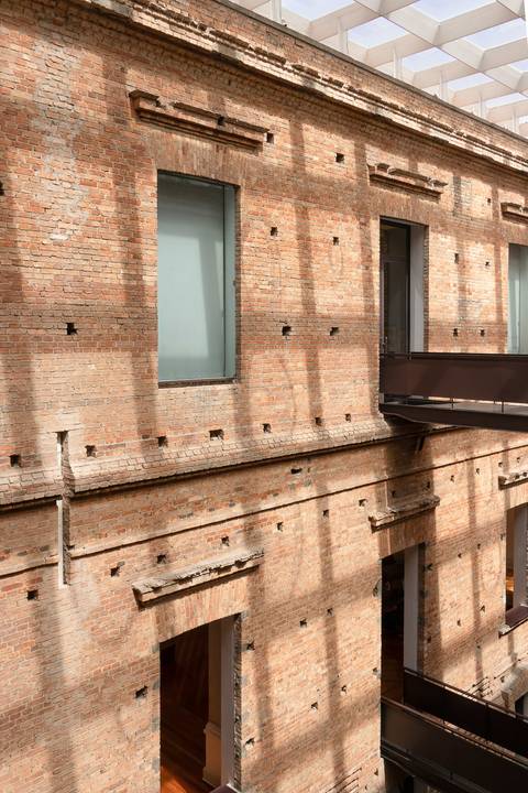 Detalhe da fachada interna da Pinacoteca'