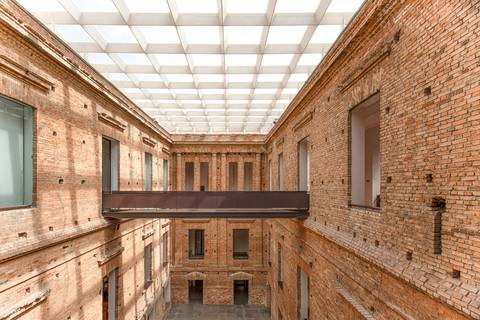 passarela e pátio da Pinacoteca de São Paulo'