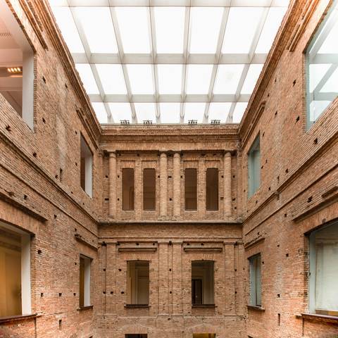 Pátio principal com cobertura da Pinacoteca de São Paulo'