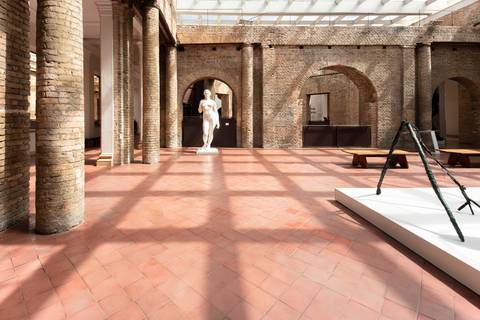 Escultura feminina e outras obras na Pinacoteca de São Paulo '