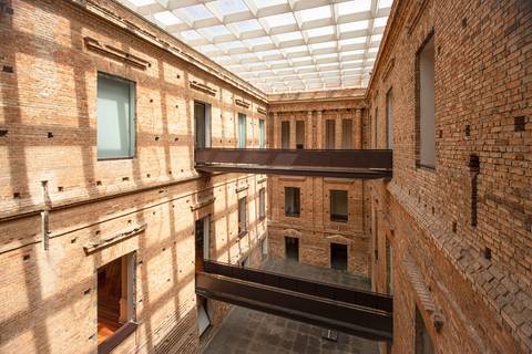 Pátio e passarelas'