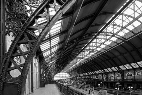 Detalhe do pilar metálico da Estação da Luz em São Paulo'
