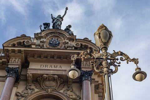 Theatro Municipal com detalhe da luminária antiga em São Paulo '