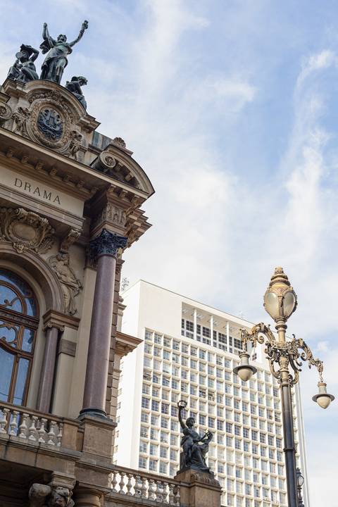 Theatro Municipal com detalhe da luminária antiga e prédio ao fundo em São Paulo '
