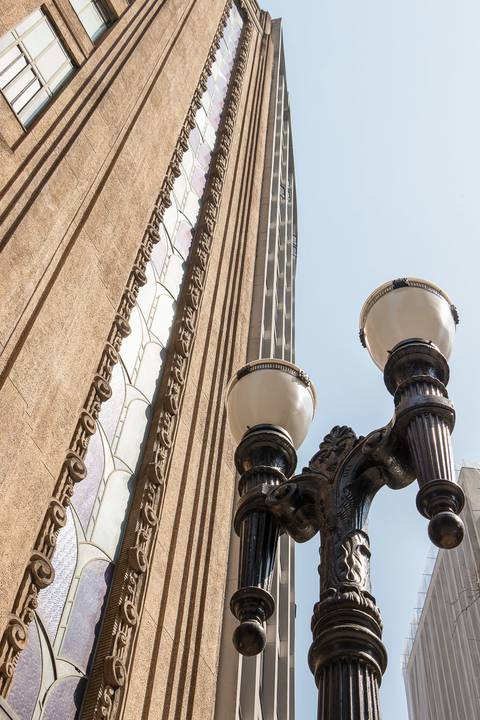 Luminária antiga com Edifício Banco de São Paulo ao fundo '
