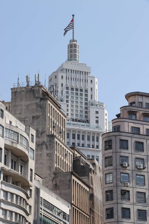 Centro de São Paulo com Farol Santander ao fundo'