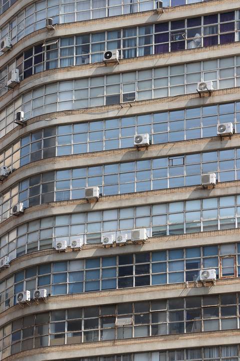 Edifício com ar condicionado no centro de São Paulo'