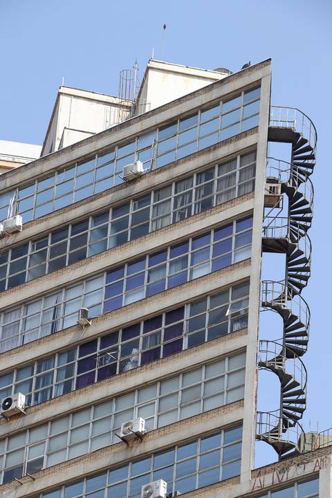 Edifício com escadas externas no centro de São Paulo'