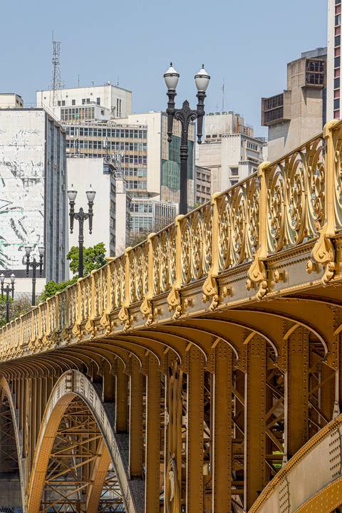 Viaduto Santa Ifigênia com luminária antigas em São Paulo'