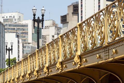 Estrutura metálica em estilo Art Noveau do Viaduto Santa Ifigênia em São Paulo'