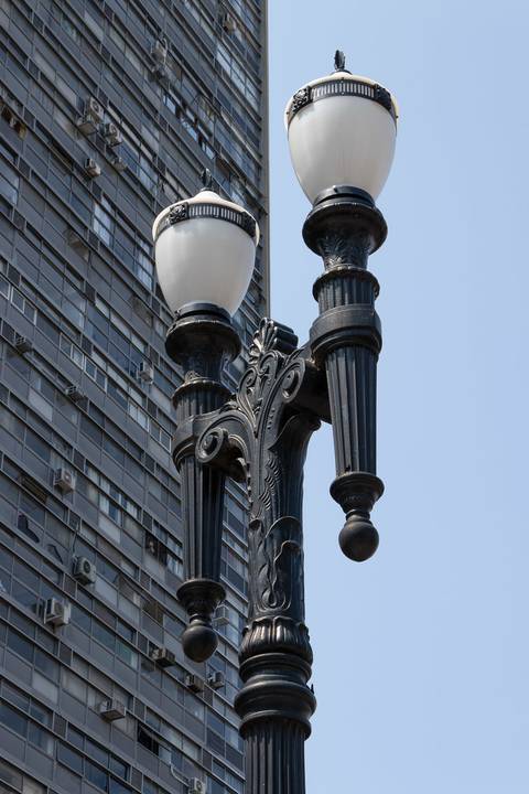 Luminária antiga com Edifício Mirante do Vale ao fundo em São Paulo'