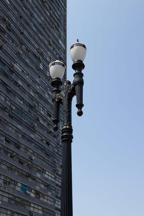Luminária antiga com Edifício Mirante do Vale ao fundo em São Paulo'